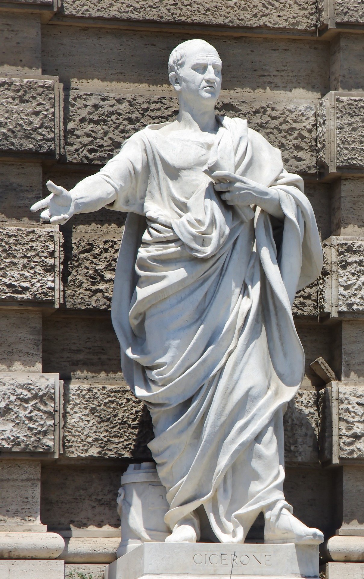 A picture of a statue of cicero